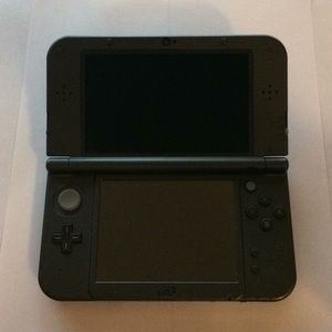 Nintendo 3DS XL (Charger & Pokémon Sun included)